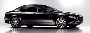Sur cette vue de profil de la Maserati Quattroporte, on voit mieux les superbes jantes de 20 pouces  7 btons.